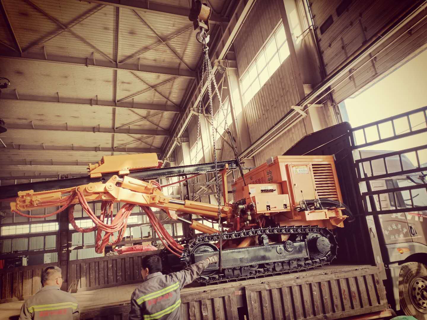 Устройство для удаления пористых стальных пробок из ковшей для разливки расплавленной стали (2)